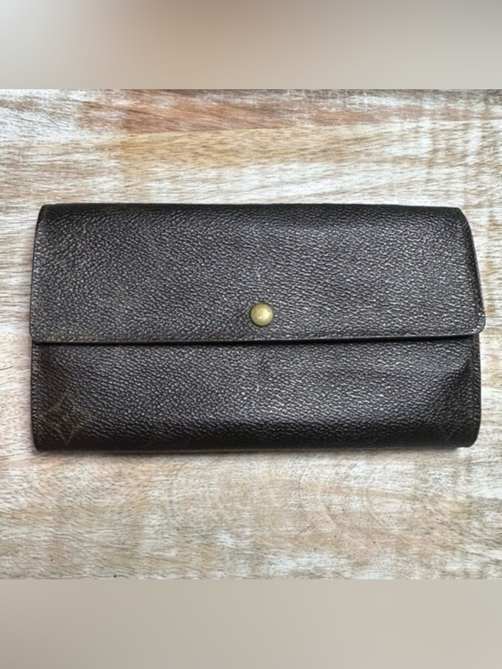 AUTHENTIC Louis Vuitton Monogram Canvas International wallet.